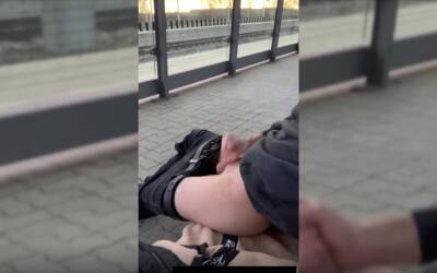 Skinny Twink holt sich am Bahnhof einen runter und spritz ab Sexy skinny Boy - boyfriendtv.com