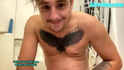 sexy american dude with tattoos solo shows in the bathroom - boyfriendtv.com - Usa