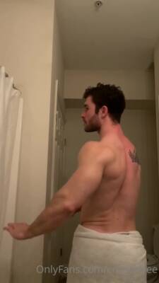 Hot guys showing dick - boyfriendtv.com