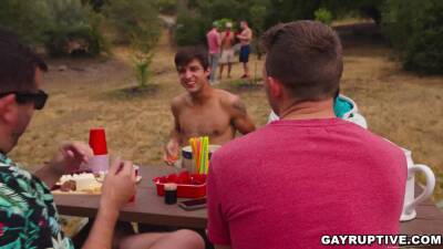 Elliot Finn - Riley Mitchel might be gay and likes huge dick too - boyfriendtv.com