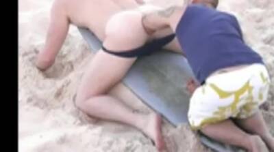 Australian surff Boys Fisting Deep on the Beach - boyfriendtv.com - Australia