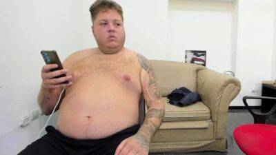 Cute gay dude jerks off his fat meat pole - drtuber.com